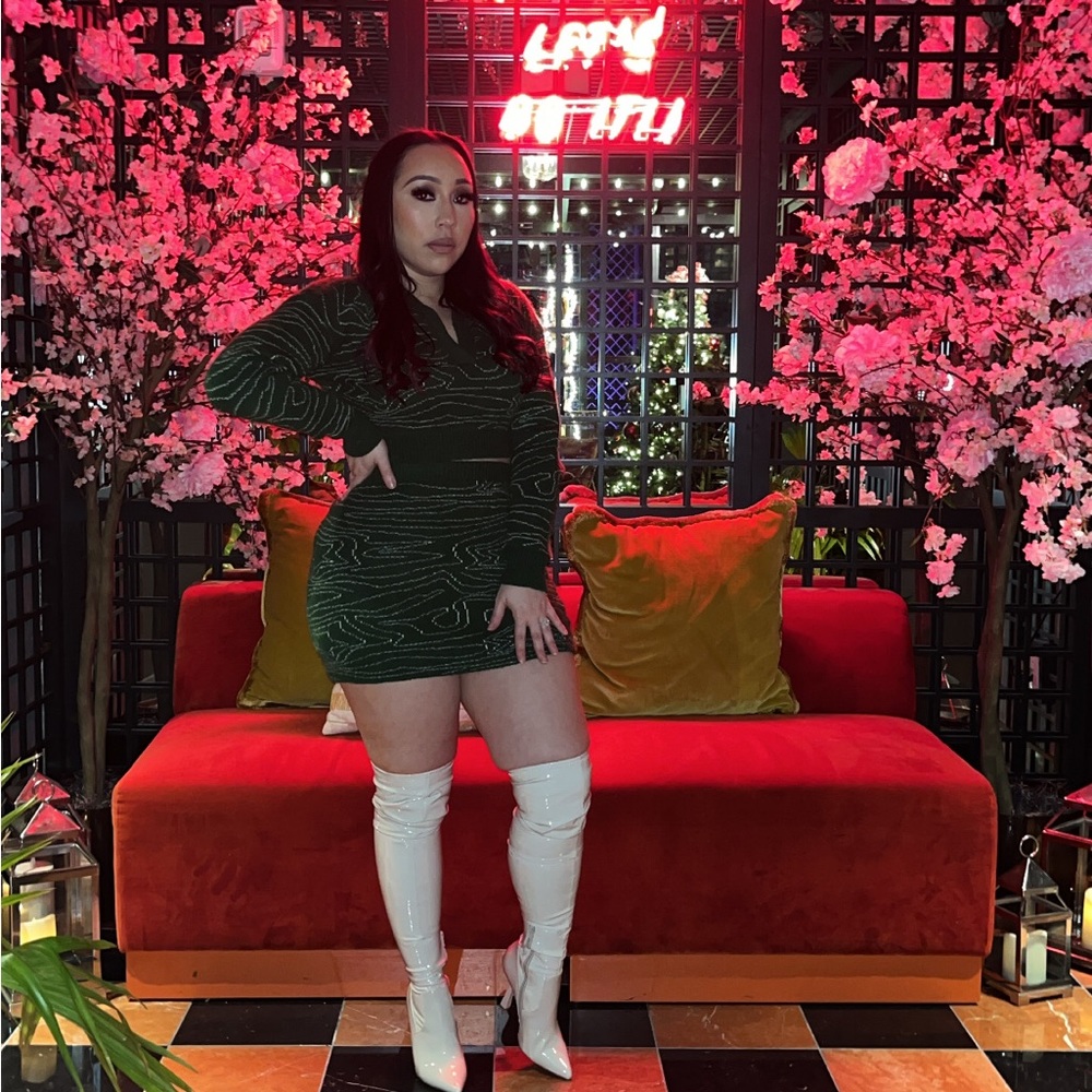 2-piece skirt set, green sweater material, size Small (fits like a Medium)